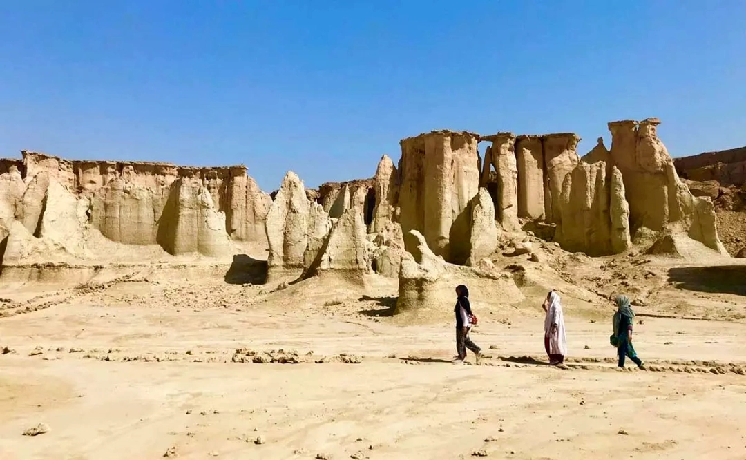 آسمان پرستاره بالای سازندهای فرسایشی دره ستاره ها